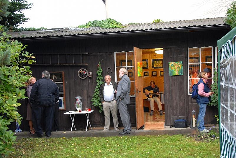 vor dem alten Kunstschuppen