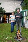man wärmte sich am Feuerkorb